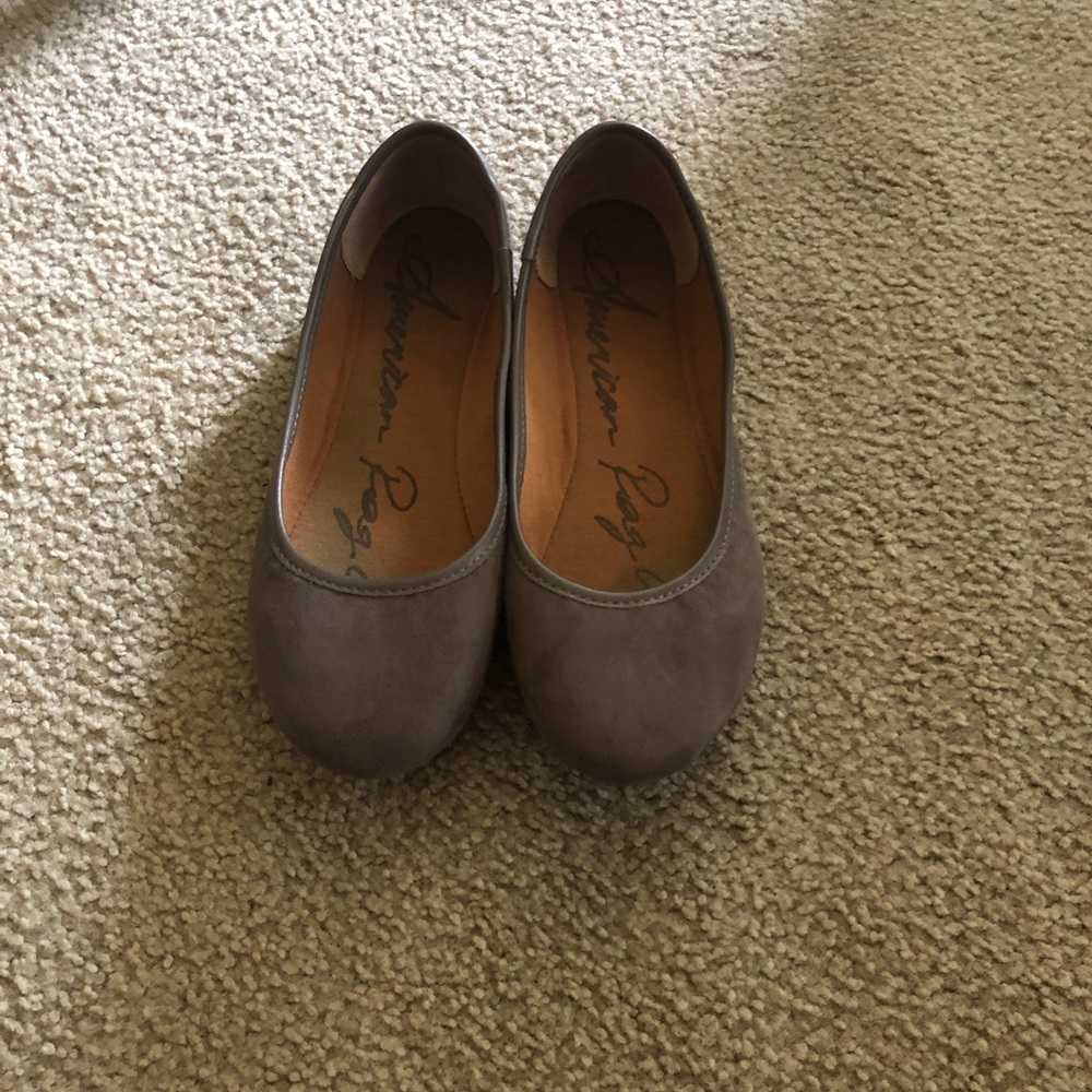 Gently worn dark tan/brown flats